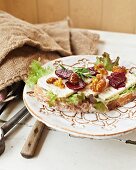 Slices of bread with goat's cheese, beetroot and caramelised walnuts
