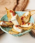 Pear crisps with blue cheese and bacon