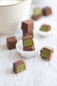 Schokoladenkonfekt, gefüllt mit Matchateecreme