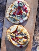 Winterpizza mit Birnen, Blauschimmelkäse und roten Zwiebeln