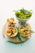 Toast tartlets with ham and dried tomatoes