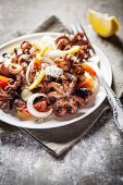 Salat mit Baby-Octopus, Tomaten & Zwiebeln
