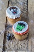 Zwei Cupcakes für Halloween mit Frankensteinmotiv