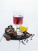 Glühwein mit Schokokugeln