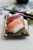 Nigiri-Sushi mit Lachs und Thunfisch