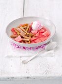 Kalte Rhabarber-Wassermelonen-Suppe mit Erdbeer-Vanille-Eis