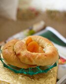 Bagels with dried apricots for an autumnal breakfast