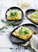 Mini potato dough pizzas with rocket and cheese