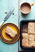 Hausgemachte Flapjacks mit Tee