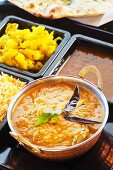 Hähnchen Chettinad mit Currykartoffeln, Reis und Linsen (Indien)