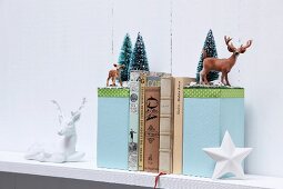 Selbstgebastelte Buchstützen mit Winter-Motiven, Miniatur Rehe und Bäumchen-Deko