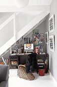 Arbeitsplatz unter Treppenlauf, Rattan Stuhl vor Vintage Schreibtisch, an Wand mehrere Memoboards