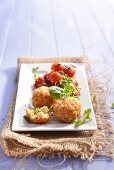 Arancini mit gebratenen Tomaten und Basilikum