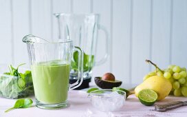 Popeye's Darling: a smoothie made with spinach, avocado, pears and grapes
