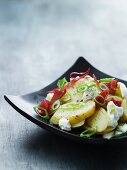 Kartoffelsalat mit Zwiebeln, Schinken und Ziegenkäse