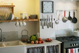 Rustikale Küche mit Spülbecken und Gasherd und mit Vorhang am Unterschrank
