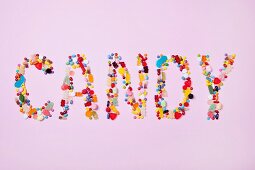 Das Wort CANDY aus bunten Süßigkeiten gelegt
