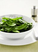 Steamed mange tout