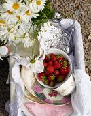 A picnic basket with strawberries and lemongrass lemonade on a bicycle