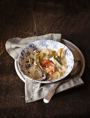Gegrillter Lachs in cremiger Fenchel-Pilz-Suppe mit Schalotten