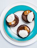 Chocolate tartlets with salted caramel and meringue
