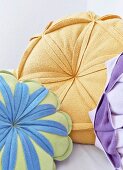 Blütenförmige Kissen in verschiedenen Farben