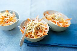 Rohkostsalat mit Pastinaken, Möhren, Winterrettich und Nüssen