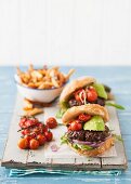 Fleischburger mit Avocado und Tomaten