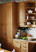 Fitted kitchen with country-house-style, solid wood cabinets