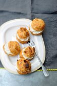 Gougeres mit sahniger Hummus-Nuss-Creme