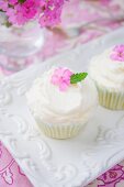 Zitronen-Cupcakes mit Buttercreme und Blütendeko