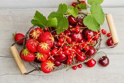 Stillleben mit roten Sommerfrüchten (Aufsicht)