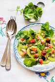 Spicy kiwi salad with tomatoes