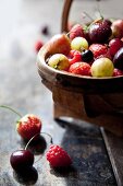 Frische Früchte und Beeren in einem Körbchen