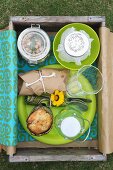 Holzkiste als Picknickbox mit Getränken & Speisen