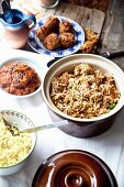 Hähnchen Biryani, Süsskartoffel-Bhajis und Hähnchen Jalfrezi (Indien)