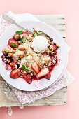 Berry crumble with vanilla ice cream