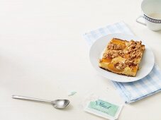 Ein Stück Aprikosenkuchen mit Streuseln