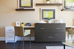 Moderner Wohnraum mit grauer Kommode, Wandbildern, Konsolen & Schreibtisch