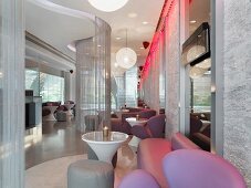 Moderner Lounge-Bereich eines Nachtclubs mit Fadenvorhängen & Ledersitzmöbeln