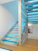 Blau beleuchteter Treppenaufgang in Wohnhaus