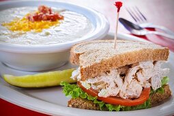 Sandwich mit Hähnchensalat und Kartoffelsuppe