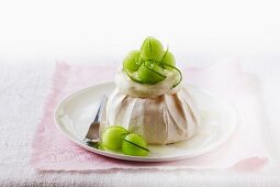 Pavlova mit Limette und Honigmelone