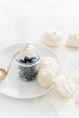 Zarte Rosenwasser-Pavlovas mit frischen Blaubeeren