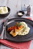 Fischfilet mit Tomaten-Oliven-Sauce auf Dill-Kartoffelbrei