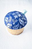 A blue Christmas bauble cupcake