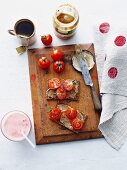 Pumpernickel with tahini and tomatoes