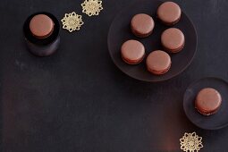 Schokoladen-Macarons mit Kardamom & Kaffee