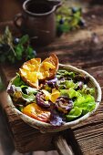 Blattsalat mit Grillgemüse in rustikaler Schüssel