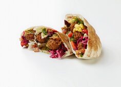 Gefüllte Pitabrote mit Falafel und Gemüse